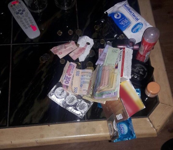 В одному із готелів Ужгорода дівчата надавали клієнтам інтимні послуги – 01