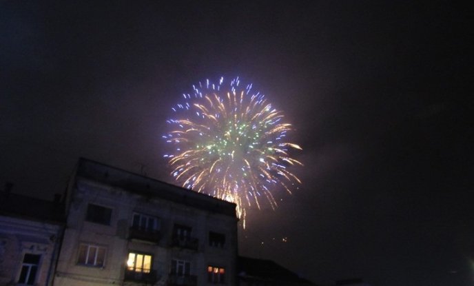 Зустріч Нового року в Мукачеві: бенгальські вогні, шампанське та феєрверк – 05