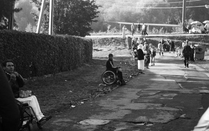 Роми та жебраки на храмове свято жіночого монастиря не дають проходу віруючим (ФОТО) – 06