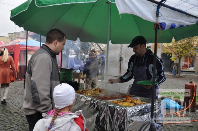 День Святого Мартина у Мукачеві: смачні наїдки, запашне вино і насичена культурна програма (ФОТО) – 01