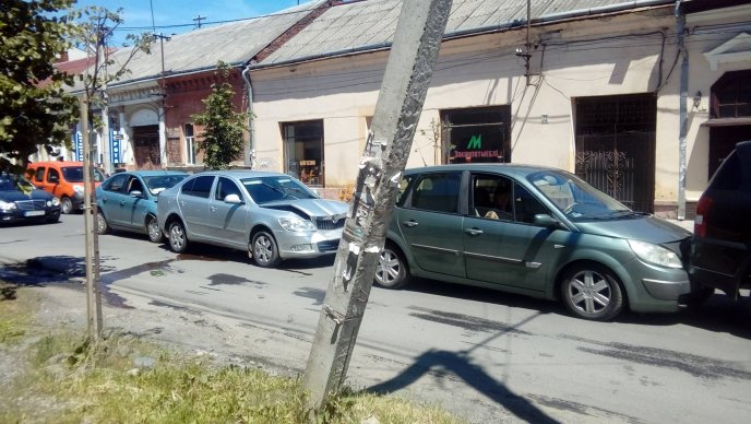 Соцмережі: в Ужгороді зіткнулись чотири автівки – 04