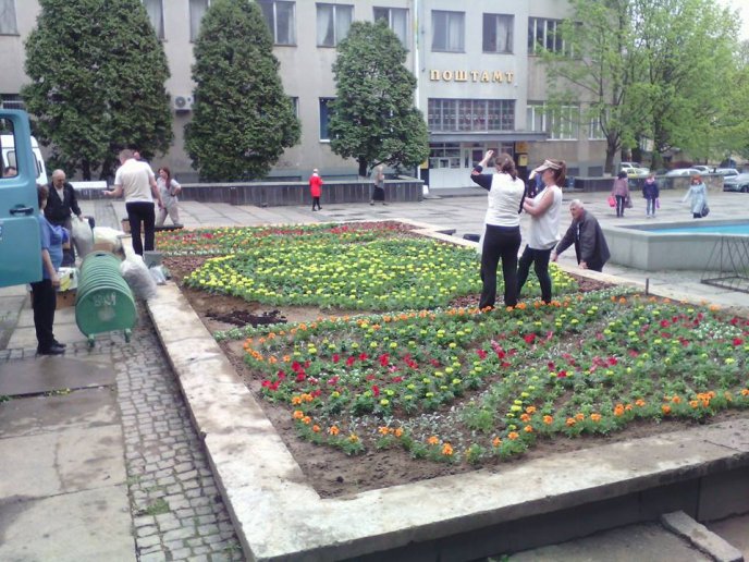 В Ужгороді висадили квітковий Герб міста – 02