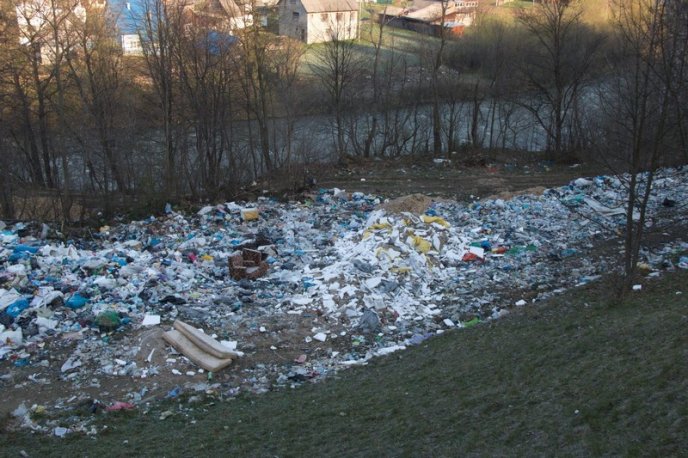 На Закарпатті дорогу до відомого джерела перетворили на сміттєзвалище – 03