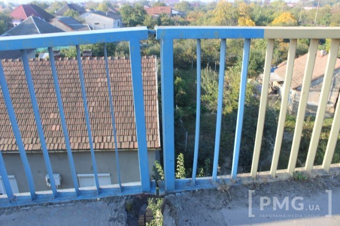 На мосту, що на вулиці Матросова у Мукачеві, утворилось небезпечне провалля – 08