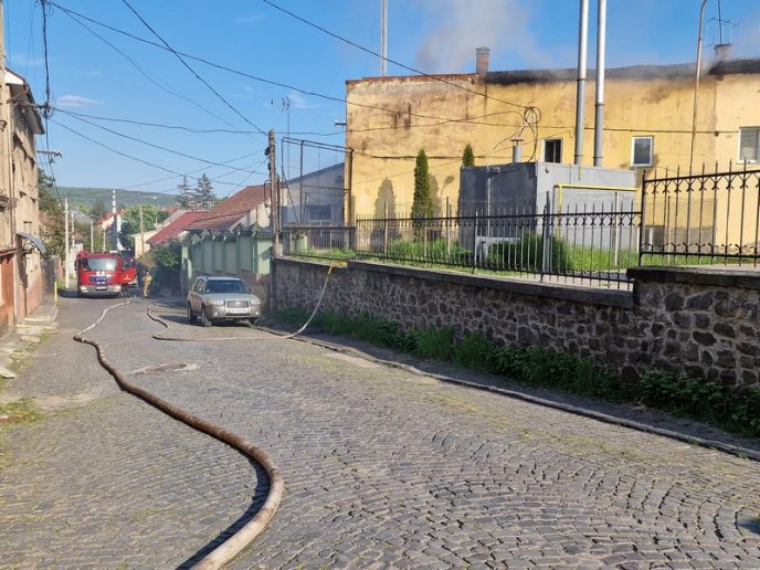 20 рятувальників гасили пожежу, яка спалахнула в Ужгороді – 02