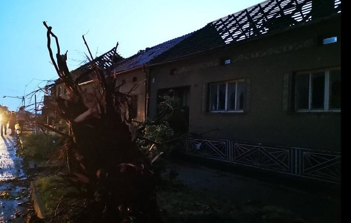 Страхіття у Чехії: торнадо руйнував будинки, сотні людей постраждали – 12 Страхіття у Чехії: торнадо руйнував будинки, сотні людей постраждали – 12