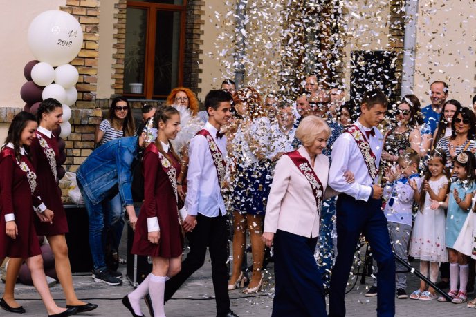 Для 690 ужгородських одинадцятикласників пролунав останній дзвінок – 01