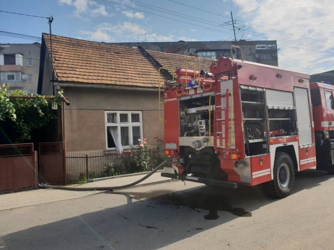 У Хусті з палаючого будинку винесли трьох дітей та їхнього батька – 04