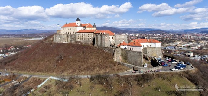 Замок "Паланок" з висоти пташиного польоту: захоплюючі світлини – 01