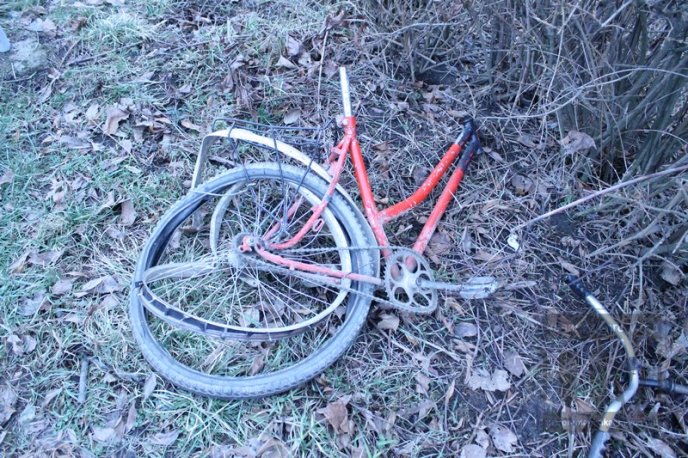 На машині, яка збила жінку біля Клячанова були сині номери, але відразу після ДТП їх зняли – очевидець (ФОТО) – 08