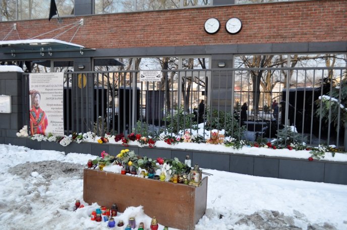 Керівники області вшанували біля стін угорського генконсульства пам’ять загиблих дітей у ДТП в Італії – 04