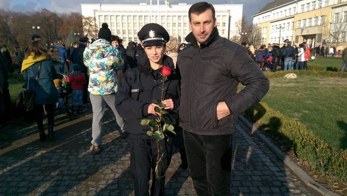 У знаменитої красуні-поліцейської з Києва з’явилась конкурентка у Закарпатті – фотомодель – 07