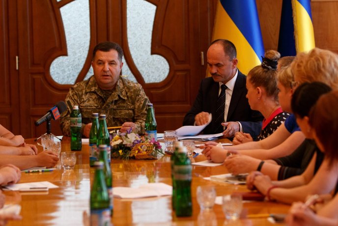 Родини закарпатських військових з вимогами зустріли Міністра оборони Степана Полторака – 04