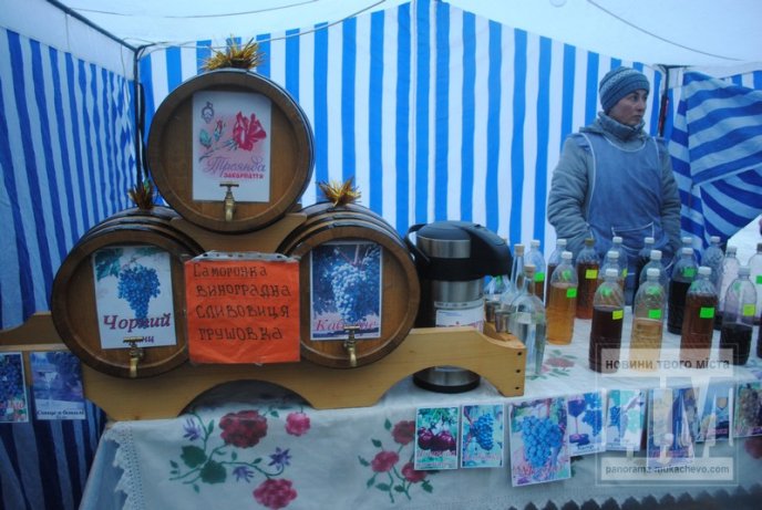 Сьогодні у центрі Мукачева неофіційно стартував фестиваль "Червене вино" (ФОТОРЕПОРТАЖ) – 01