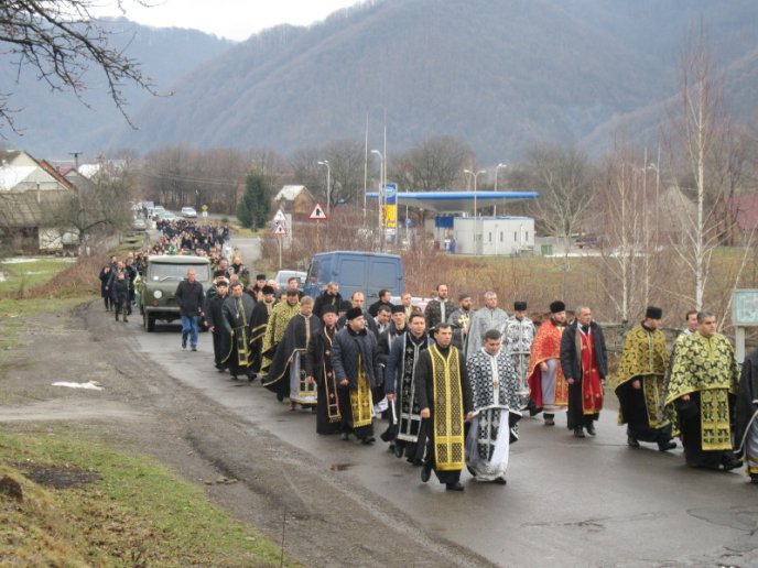 На Хустщині провели в останню путь священика, який загинув у ДТП під Житомиром – 13