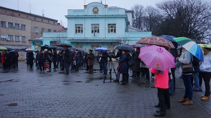 Жителі обласного центру запалили свічки у пам’ять жертв Голодоморів – 06 Жителі обласного центру запалили свічки у пам’ять жертв Голодоморів – 06