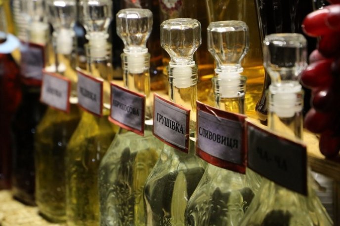 Закарпатські вина, смачні страви та дзвінкі пісні: у Мукачеві урочисто відкрили фестиваль "Червене вино" – 09