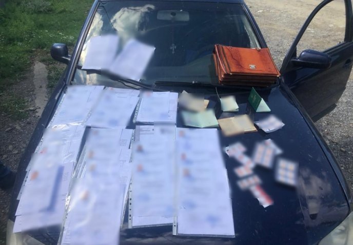 Закарпатець виготовляв документи, завдяки яким чоловіки перетинали кордон – 01