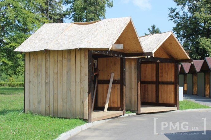 Збудовані до фестивалю "Червене вино" будиночки у парку "Перемога" руйнуються на очах – 04