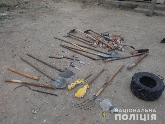 Спецоперація у Берегові: силовики вилучили холодну зброю та заготовки для "коктейлів Молотова" – 04