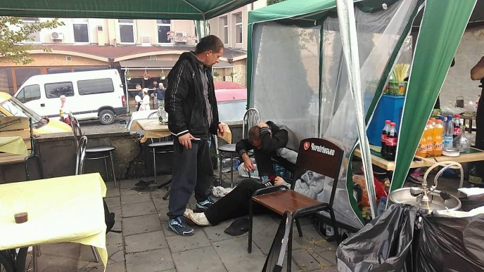 Під час святкування Дня Ужгорода чоловік вдарив товариша ножем в шию – 01