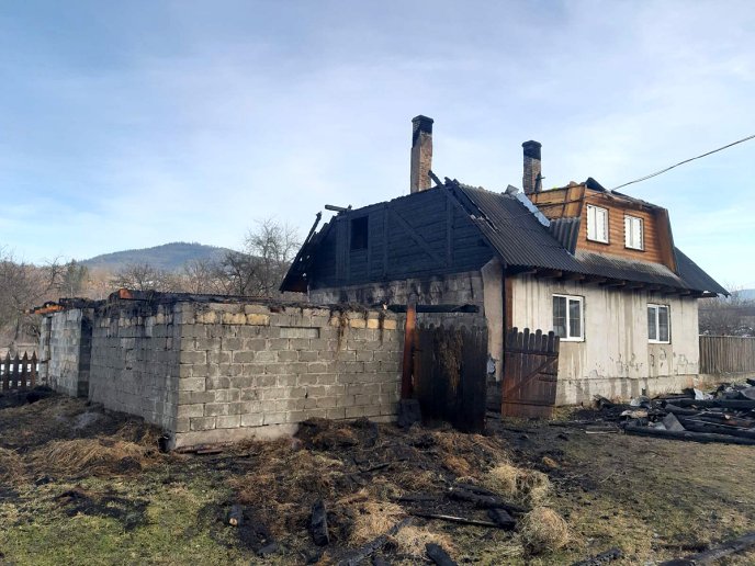На Рахівщині горів будинок. Господарі перебувають за кордоном, а пожежу помітили сусіди – 02