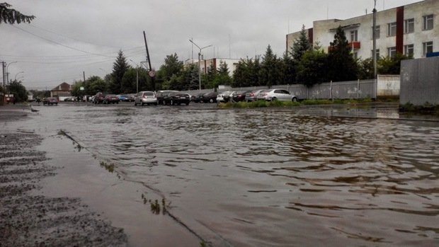 Сильний дощ цієї ночі залив частину дороги однієї з вулиць Ужгорода (ФОТО, ВІДЕО) – 02 Сильний дощ цієї ночі залив частину дороги однієї з вулиць Ужгорода (ФОТО, ВІДЕО) – 02