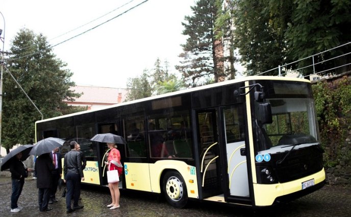Вулицями Ужгорода їздив новий 100-місний автобус – 10