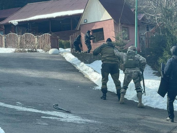 Обшуки маєтку родини Віктора Медведчука на Закарпатті: опубліковано ексклюзивні кадри – 01