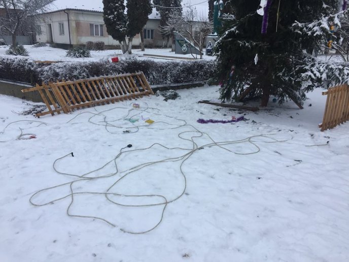 У Ракошині невідомий вандал розтрощив головну новорічну ялинку села – 04