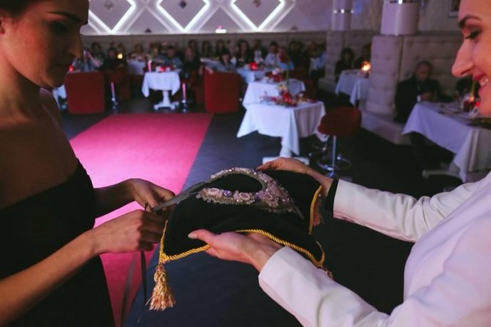 Відомі дизайнери з Києва, Львова та Ужгорода приїхали у невеличке закарпатське містечко, аби допомогти хворій дівчині (ФОТО) – 04