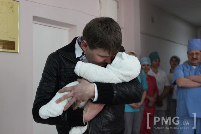 У Мукачівському пологовому будинку вперше вручили свідоцтво про народження – 06