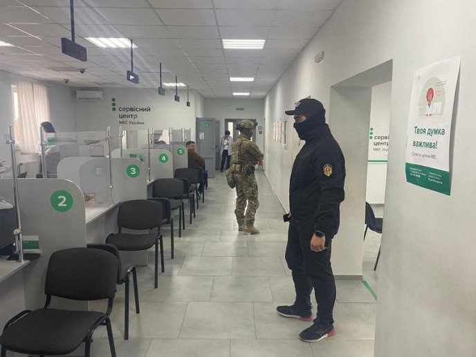 В Ужгороді проводять обшуки в сервісному центрі МВС, – журналіст – 01