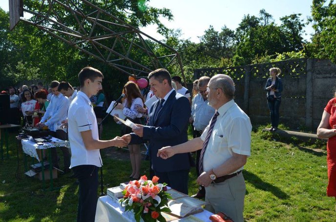 Мукачівська ЗОШ №6 проводжала своїх випускників урочистою лінійкою та подарунками – 01