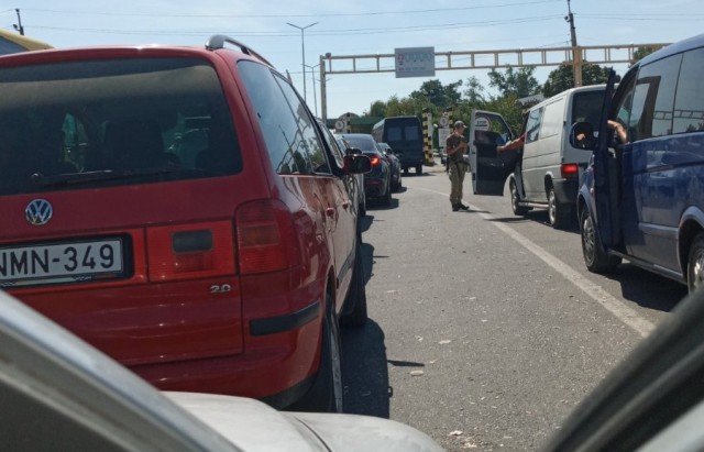 На кордоні із сусідньою країною величезні черги – 03