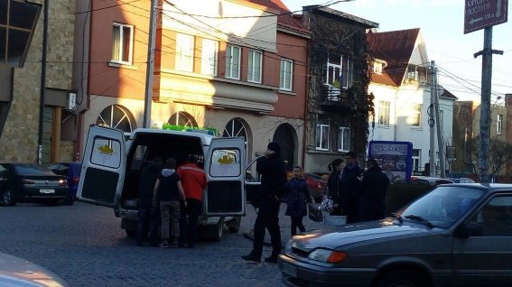 У Мукачеві на перехресті "Опель" збив велосипедистку. Водій з місця ДТП втік – 03