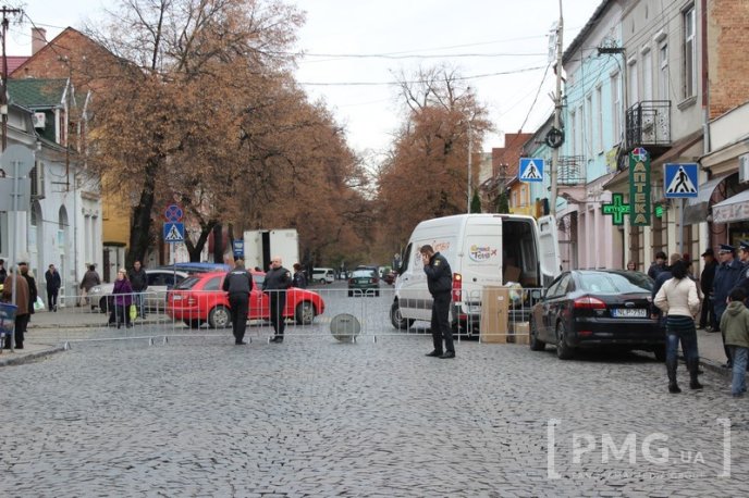 У зв’язку з похоронами єпископа Лайоша Гулачі вулицю Духновича у Мукачеві частково перекрили – 04