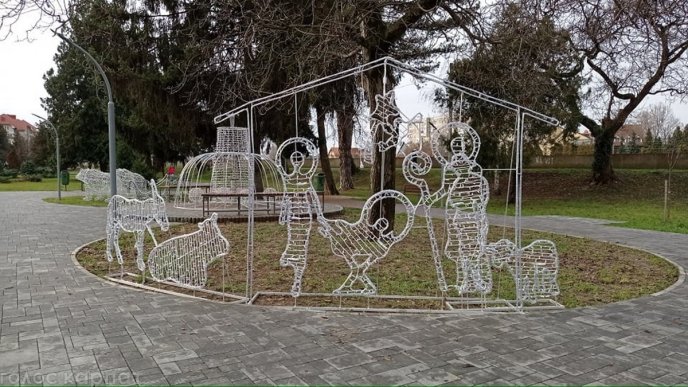 В одному з парків Мукачева встановлюють новорічні ілюмінації – 01