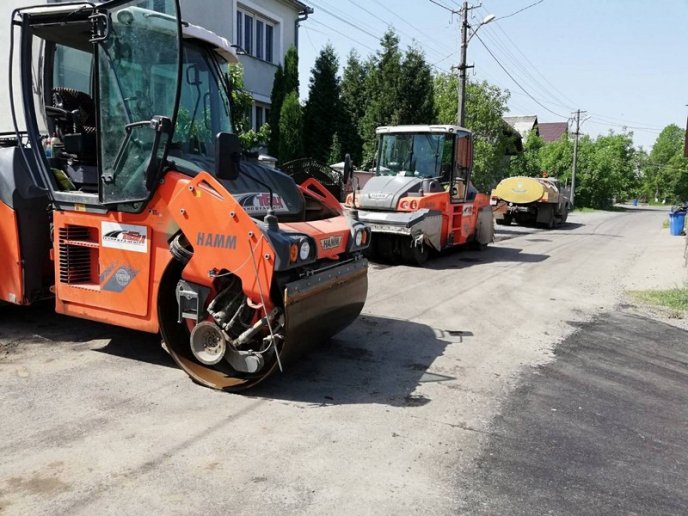 Сьогодні у Мукачеві асфальтують кілька доріг – 03