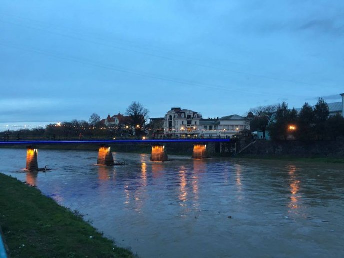 В Ужі вода дісталася до підпірних стінок набережної  – 04 В Ужі вода дісталася до підпірних стінок набережної  – 04