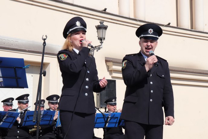 Оркестр поліції Закарпаття привітав жінок із Святом Весни – 07