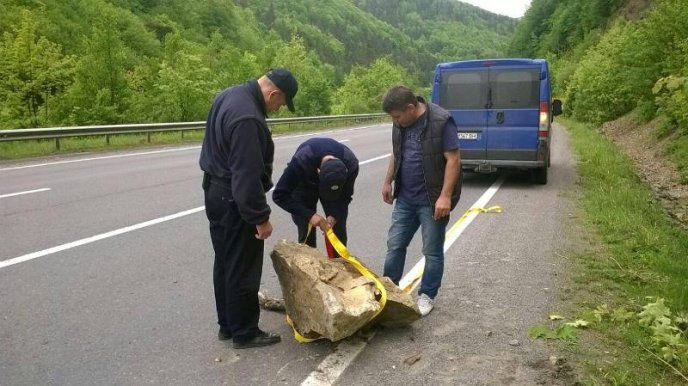 На проїжджу частину траси Київ-Чоп обвалилась велика кам’яна брила – 01