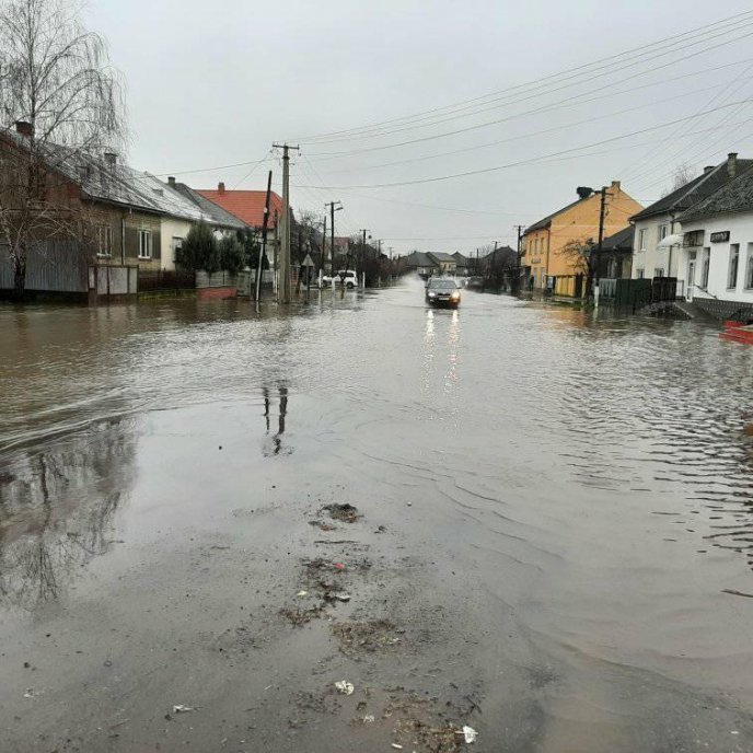 Центральну вулицю одного із сіл Мукачівщини залито водою – 02