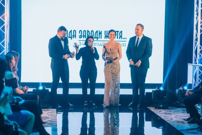 Мода заради життя: на Закарпатті відбувся ІІІ-й благодійний показ мод дизайнерки Роксолани Новак – 116