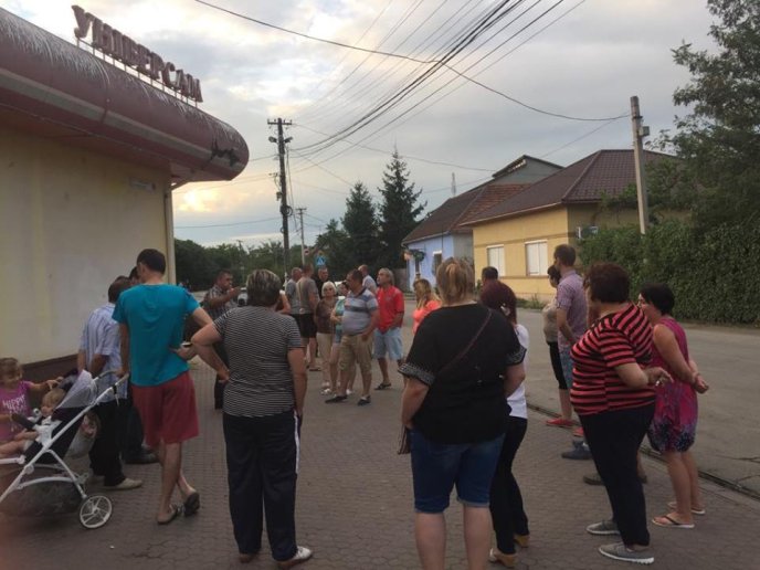 Людям увірвався терпець і вони перекрили у Берегові дорогу: названо причину – 02