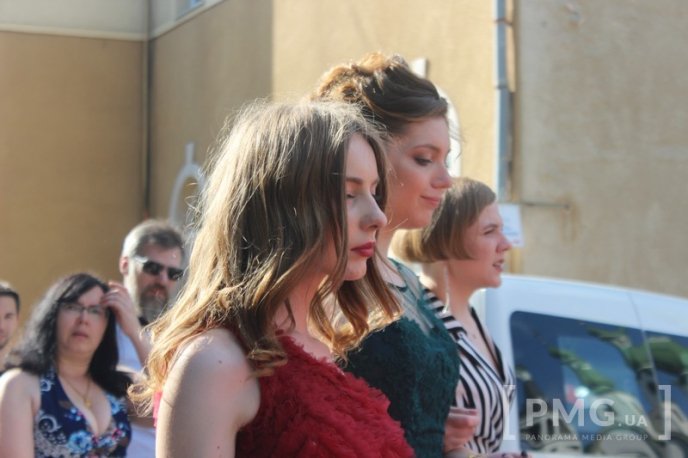 Випускники загальноосвітніх шкіл Мукачева пройшли ходою по місту  – 14