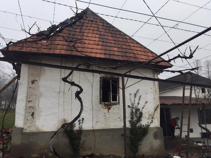 Вагітна жінка з двома дітьми вибігла з палаючого будинку: подробиці вечірньої пожежі – 01 Вагітна жінка з двома дітьми вибігла з палаючого будинку: подробиці вечірньої пожежі – 01