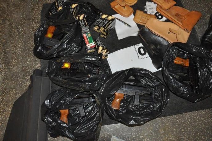 Закарпатських контрабандистів, які постачали зброю з країн ЄС, засудили – 01