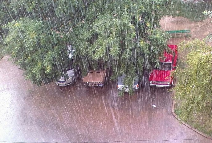 В Ужгороді потужний дощ з градом перетворив вулиці на ріки – 09