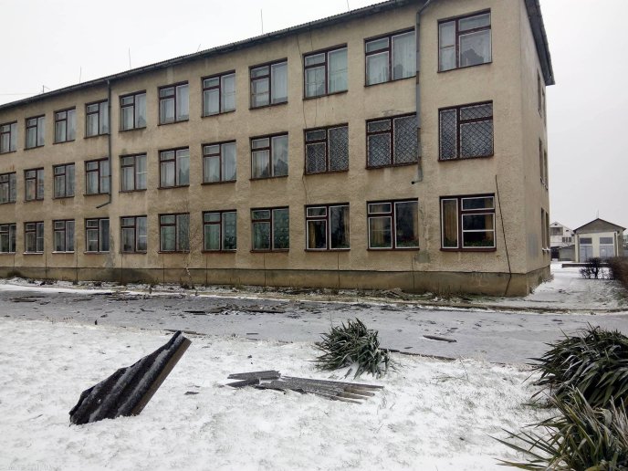 Наслідки негоди у Виноградові: повалені дерева, пошкоджені автомобілі та дах школи – 15